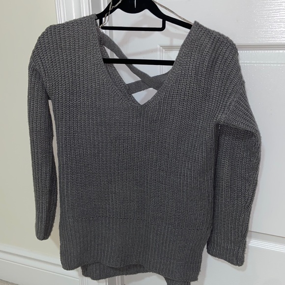 Grey modern warm sweater w/ cross back - Picture 2 of 4